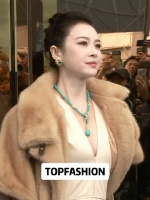 章子怡以蒂芙尼全球代言人身份压轴亮相，白裙珠宝尽显优雅