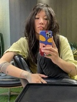 窦靖童罕见接长发，穿衬衫解开扣子太随性，长发造型比短发更不羁