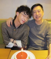 24岁恩利的生日反差大！台北亲爸处显冷清，上海继父家满是心意