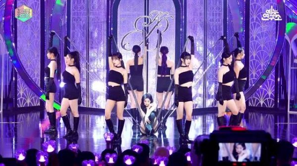 权恩妃舞台封神名场面！全黑战衣 + 冷艳气场，这谁顶得住啊！