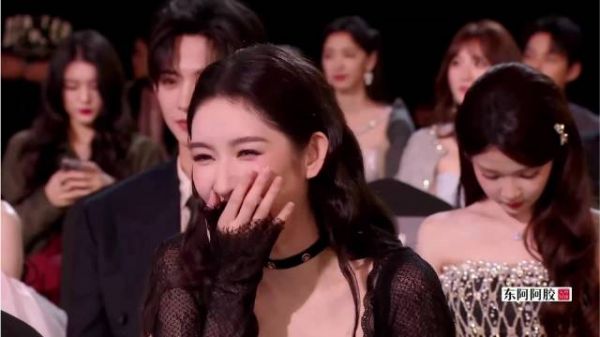 王玉雯在台下笑哈哈，不料镜头一转立马表情管理，笑死丨星光大赏