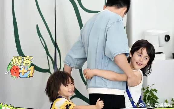 发现郑思维手上有个明显的牙印,不知道是不是艾登咬的