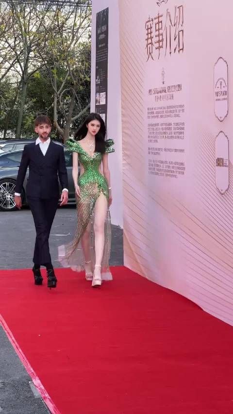 左边这人是男的还是女的?