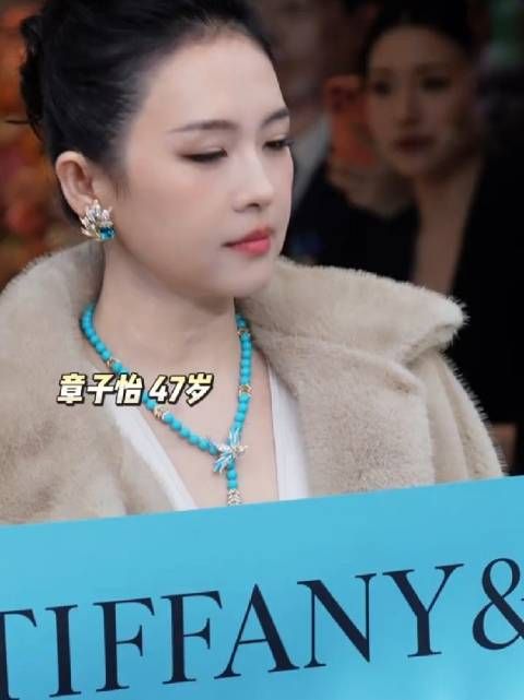 章子怡好可爱，剪完彩举着彩带摇呀摇，今天的状态真好！