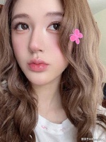 赵露思晒自拍美照1小时点赞破10万，网友：简直是洋娃娃来的！