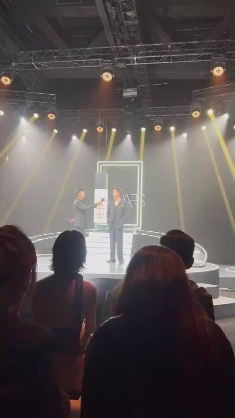 肖战快步上楼梯意外露出小腿引关注