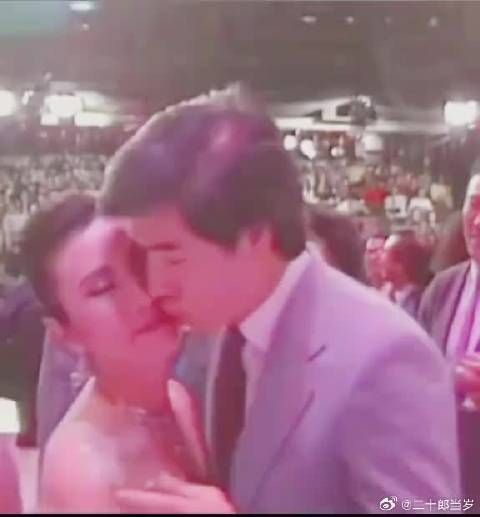 汪明荃在石修肩头落泪的瞬间，二十年情谊在镁光灯背后更显珍贵