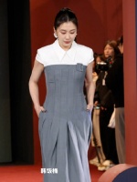 现场太冷了，贾静雯真的美丽冻人