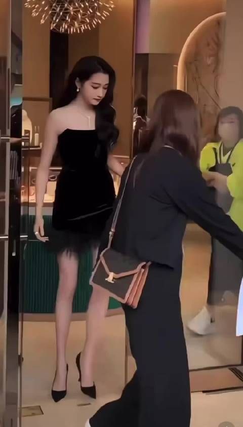 关晓彤自曝不知腿长有何坏处