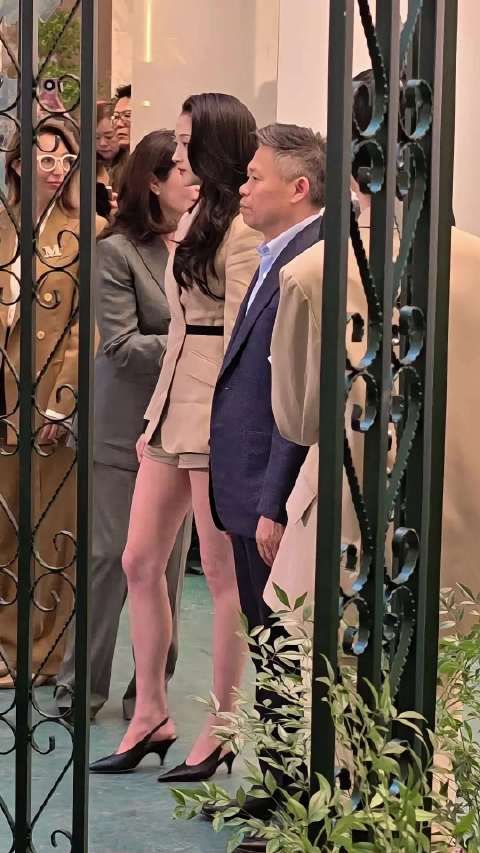 关晓彤长腿造型引热议，现场冲击力强