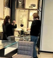 关之琳商场购物买包，穿着简单也难盖女神气质！