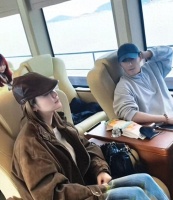 林峰夫妇带岳母浙江游，岳母出镜皮肤白皙漂亮，6岁女儿和外婆亲