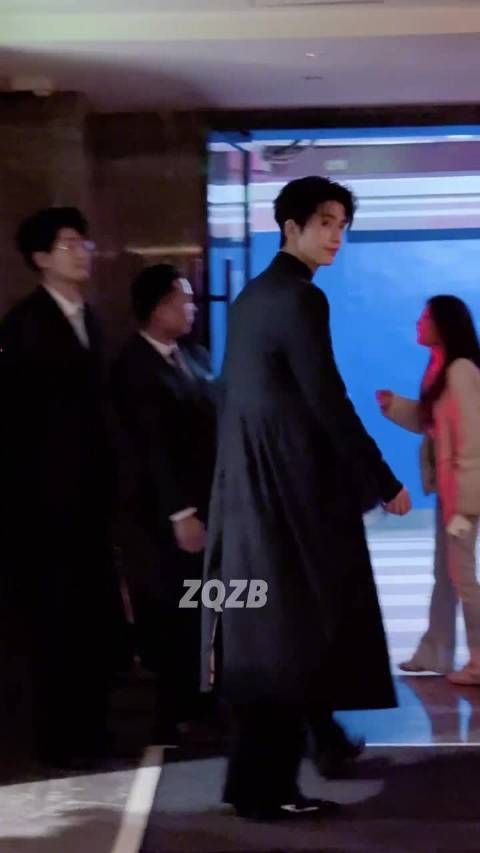 好帅的西装燕尾服完全是王子