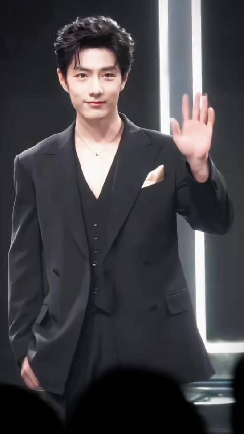 「肖战」 肖战 简约黑西装，极致高级感，矜贵优雅的贵公子，帅得毫不费力