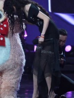 关晓彤的鞋跟卡住了，这时哈尼过来帮忙解了围，化解了尴尬