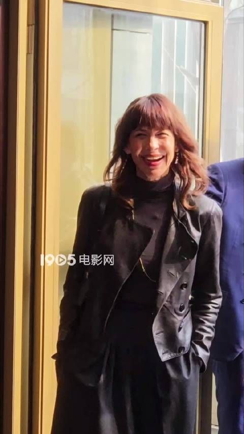 苏菲·玛索亮相2026法国电影展映会开幕式，59岁状态松弛俏皮