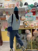 张柏芝机场接大儿子回家！穿着卡通好俏皮，和18岁Lucas相拥好甜