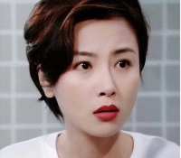 罕见露面！香港知名女神，讲话异常缓慢、眼神涣散，被指行为怪异