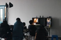 AI短剧冲击横店：有演员一个月只接到一部戏，有导演转型做AI剧，“都在寻找出路”