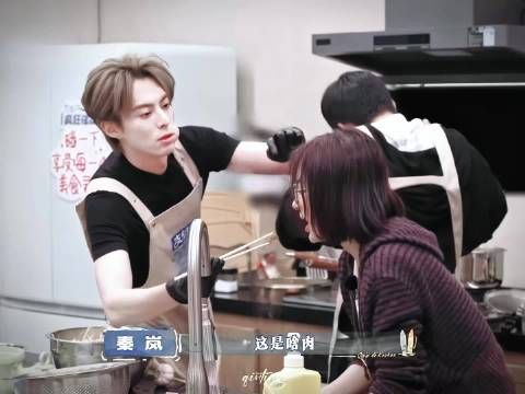 王鹤棣劝秦岚注意身体,姐弟互动引关注