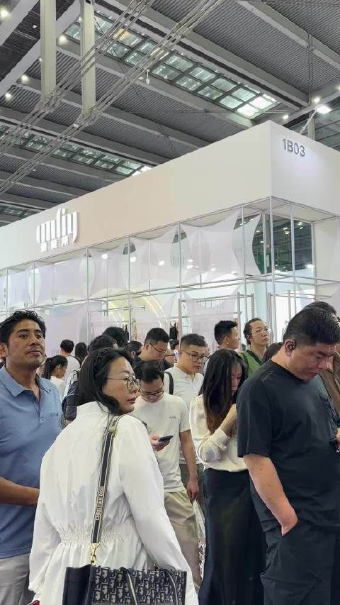 美女真的是稀缺稀缺资源，看展会的人稀稀拉拉，看走秀的人……看看这队排的