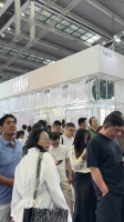 美女真的是稀缺稀缺资源，看展会的人稀稀拉拉，看走秀的人……看看这队排的