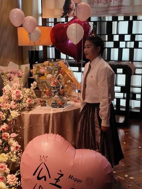 全红婵19岁生日获高甜庆生,哥哥现场送祝福
