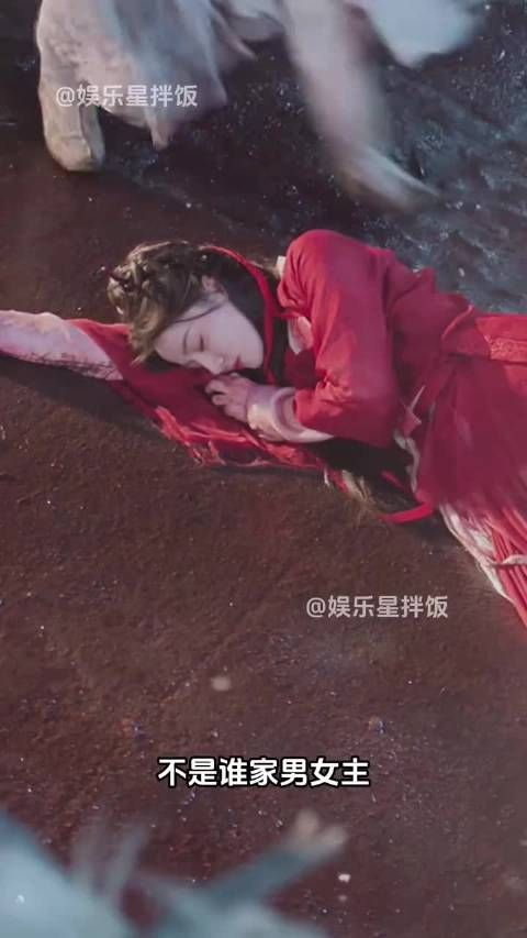 迪丽热巴陈飞宇新剧《白日提灯》首曝片花,男女主初见被抬走