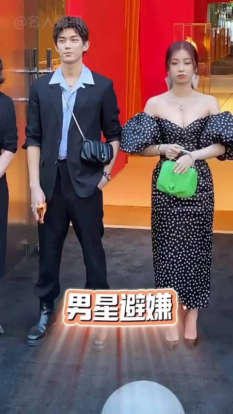 男星避嫌明目张胆？吴京触电躲开， 吴磊视而不见，张若昀男德楷模 吴磊 