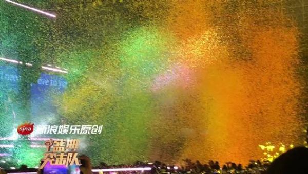 檀健次超级巅峰之夜舞台双杀，王子礼比心颜值实力双在线