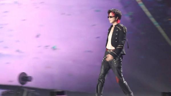 我们宁出场太帅了 恭喜刘宇宁荣获QQ音乐巅峰影响力歌手和TOP之星