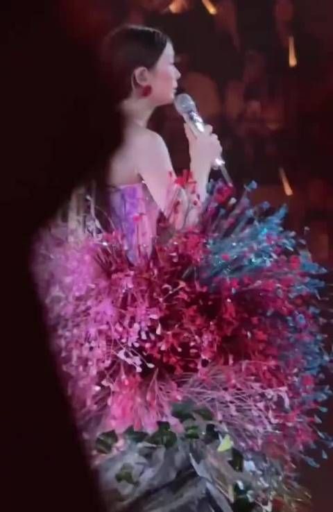 单依纯：网上很多人翻唱我的歌，反正老了都得夹着屁股唱