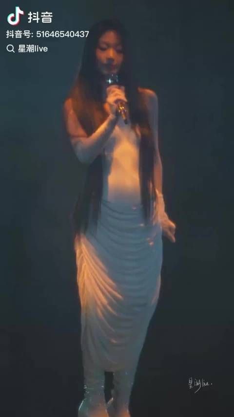 我去搜了搜单依纯翻唱的李白，难怪李荣浩气成这样