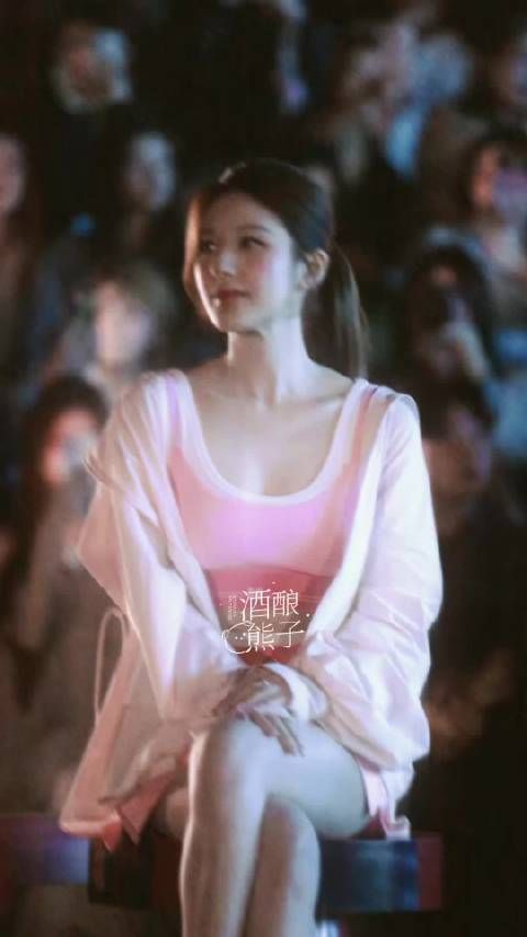 好萌吧,赵露思就这样隔空饭撒,隔空抱抱,高马尾好漂亮