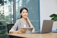 男人一旦爱上已婚女人，几乎不会不碰自己老婆，但会有这迹象