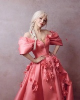 55岁雪姨王琳晒美照一头银发抢镜