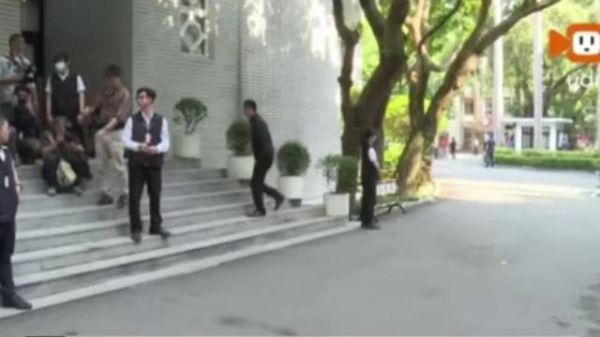 卓荣泰就郑丽文访陆答记者问，驳“外部干预笑话论”呼吁理性讨论