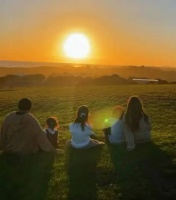 昆凌晒一家五口看夕阳照片 周杰伦背着女儿十分幸福