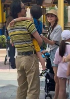 林志玲夫妻出来遛娃，儿子已经4岁了大头大脑，爸爸满脸胡子拉碴