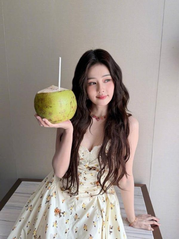 搜狐娱乐讯 近日,白鹿一组生活随拍曝光。她穿奶白碎花吊带裙,手捧青椰,甜笑灵动,尽显元气甜妹感。