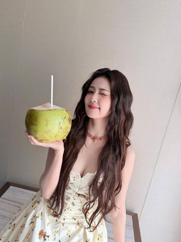 白鹿闭眼浅笑温柔治愈。