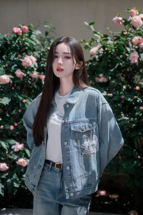 娜扎双手背身后，牛仔穿搭显甜酷。