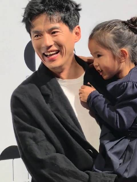 宋宁峰带女儿上红毯,妹妹真可爱