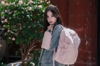 娜扎背粉色双肩包出镜，回眸一笑甜美灵动