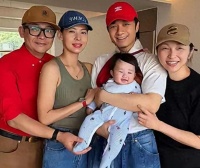 57岁古巨基妻子产后被曝光！在豪宅接待好友状态超棒，二孩特像妈