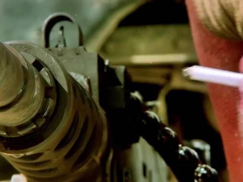 男人在生命最后时刻，用枪管点燃了嘴里的烟