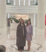 章泽天带卡塔尔公主参观京东总部，身穿紫色套装，端庄大气