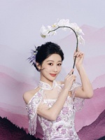 杨紫穿紫色国风礼裙尽显东方美