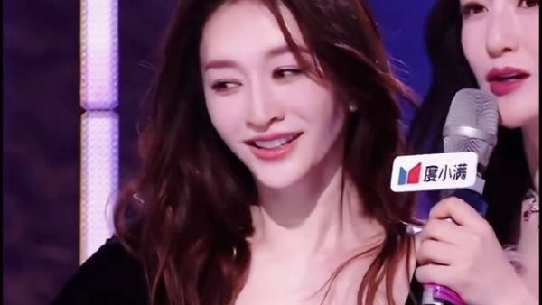 被颜值暴击的几十秒 谁敢信这是50岁的状态… 李小冉浪姐直播完全夯爆了