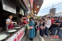 泉州清明食俗浓：一张润饼皮 四代“守”艺人